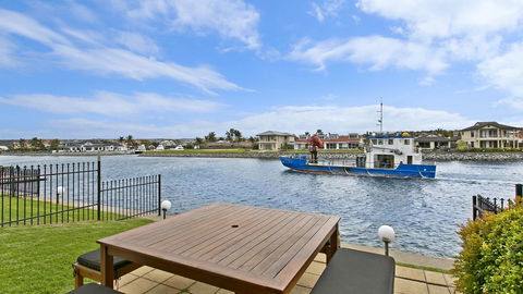 Salt Waterfront Apartment - Dentist Find 0