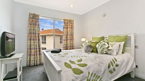 Salt Waterfront Apartment - Dentist Find 12