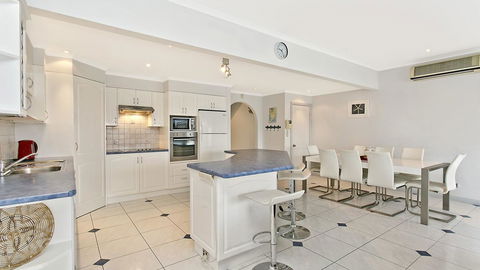 Salt Waterfront Apartment - Dentist Find 1