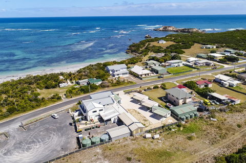 Rocks Retreat House With Sea Views - Dentist Find 17