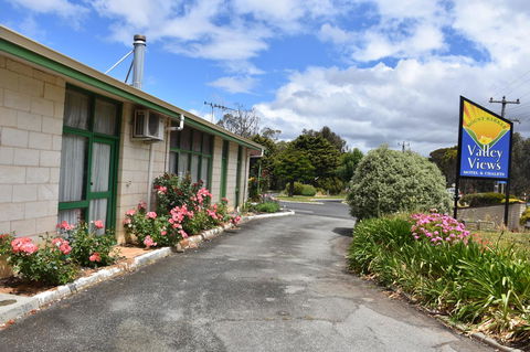 Valley Views Motel & Chalets - Dentist Find 19