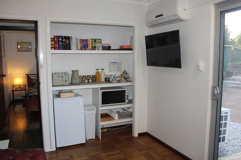 Jacaranda Hideaway Bed & Breakfast - Dentist Find 4