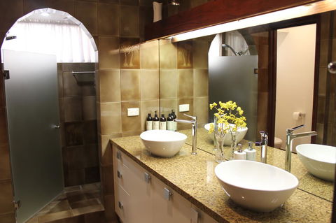 Jacaranda Hideaway Bed & Breakfast - Dentist Find 7