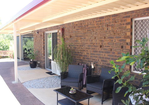 Jacaranda Hideaway Bed & Breakfast - Dentist Find 12