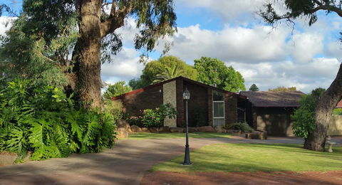Jacaranda Hideaway Bed & Breakfast - Dentist Find 16