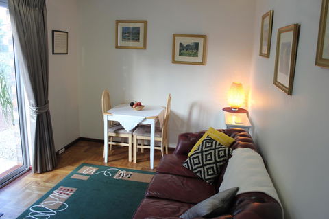 Jacaranda Hideaway Bed & Breakfast - Dentist Find 3