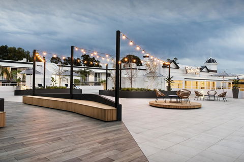 Tradewinds Hotel - Dentists Australia 11