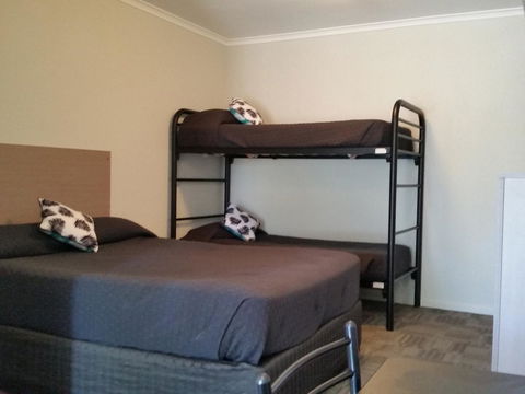 Mandurah Foreshore Motel - Dentist Find 11