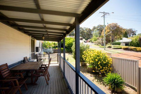 Yvonnes Rest Holiday Home - Dentists Australia 1