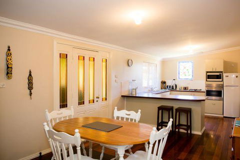 Yvonnes Rest Holiday Home - Dentists Australia 0