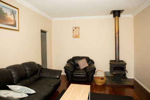 Yvonnes Rest Holiday Home - Dentists Australia 7