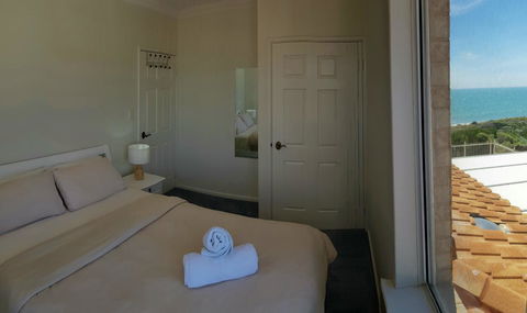 Caravel Beach House Mandurah - Dentist Find 4