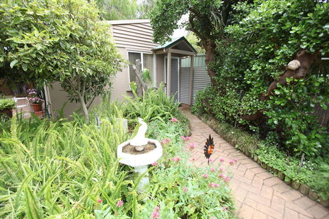 Jacaranda Guest House - Dentist Find 29