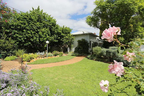 Jacaranda Guest House - Dentist Find 40
