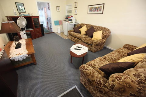 Jacaranda Guest House - Dentist Find 8