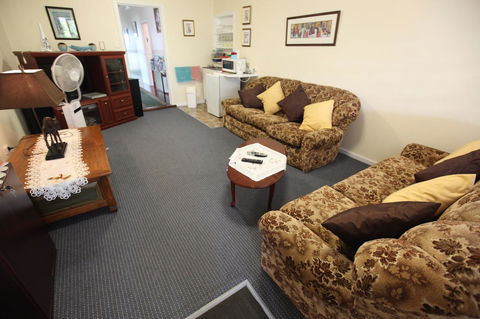 Jacaranda Guest House - Dentist Find 7