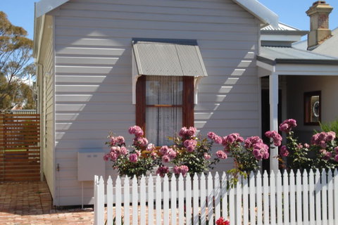 Bluebird Cottage - Dentist Find 0