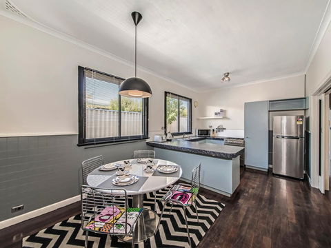 Panoramique Holiday Home With A View - Dentists Australia 9