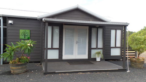 Windfall Estate Vineyard Cottage - Dentist Find 15