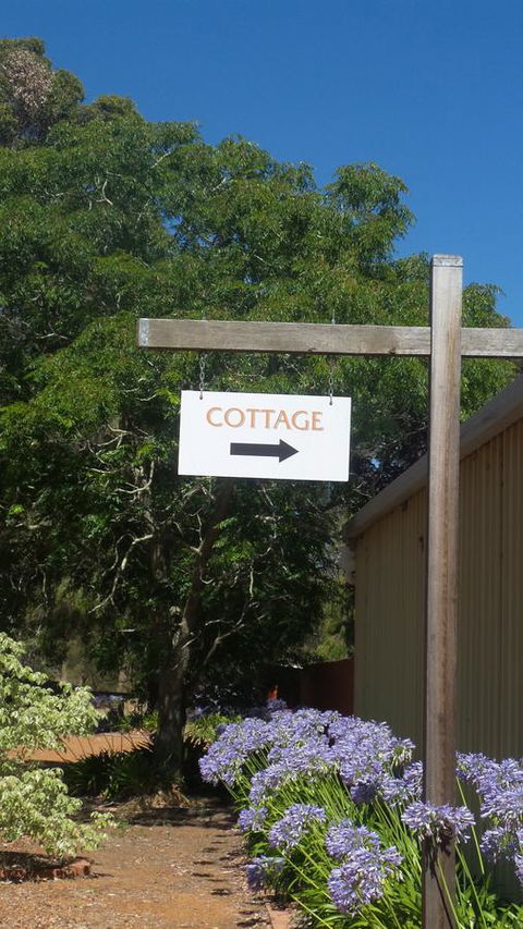 Windfall Estate Vineyard Cottage - Dentist Find 14