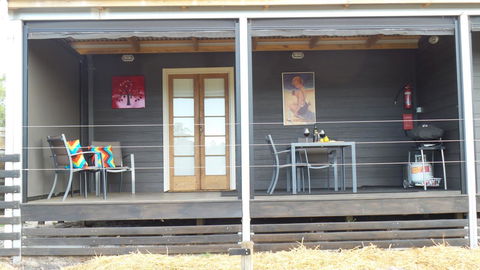 Windfall Estate Vineyard Cottage - Dentist Find 9