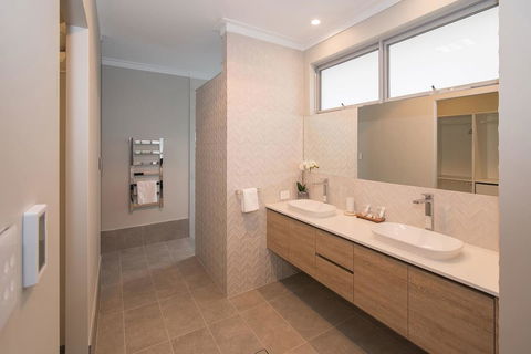 Busselton Beachside - A Slice Of Heaven - Dentist Find 8