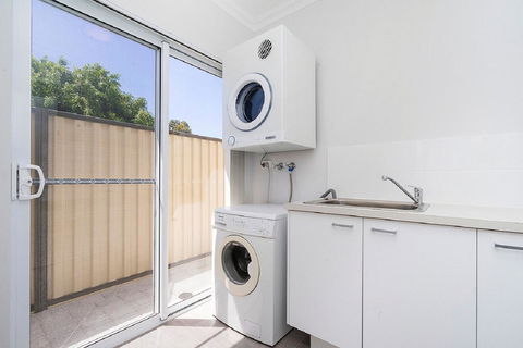 Victoria Park Town House - Dentist Find 9