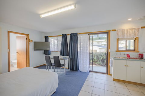 Queechy Motel - Dentists Australia 28