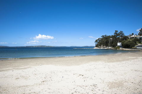 On The Beach Waterfront Apartment - Dentist Find 16