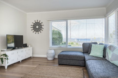 On The Beach Waterfront Apartment - Dentist Find 3