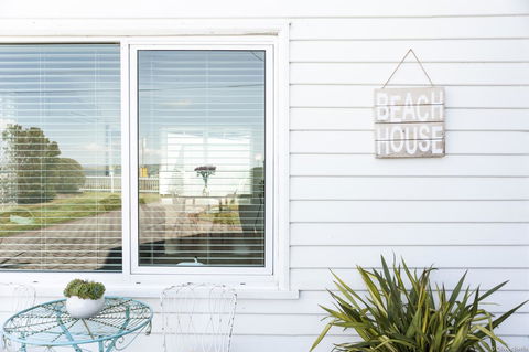 On The Beach Waterfront Apartment - Dentist Find 1