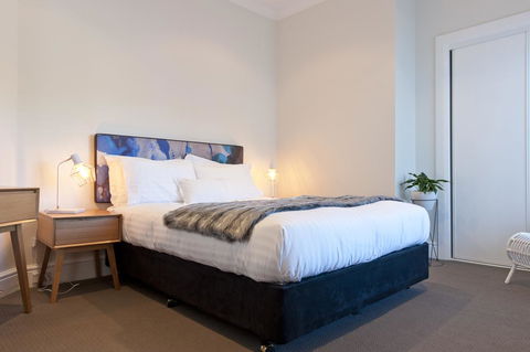 On The Beach Waterfront Apartment - Dentist Find 9