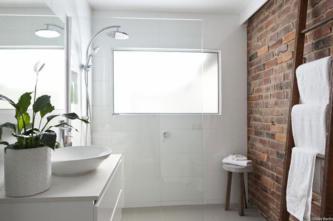 On The Beach Waterfront Apartment - Dentist Find 5