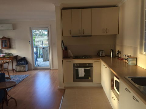 The Anchorage Waterfront Apartment - Dentist Find 4