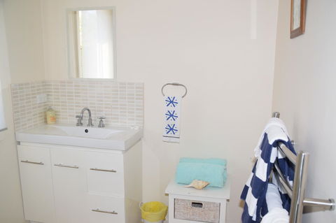 The Anchorage Waterfront Apartment - Dentist Find 13