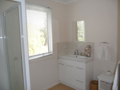 The Anchorage Waterfront Apartment - Dentist Find 14