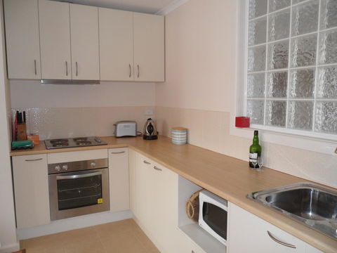 The Anchorage Waterfront Apartment - Dentist Find 3