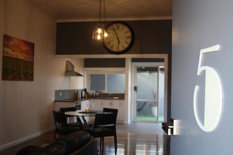 Apartment 5ive - Dentist Find 9