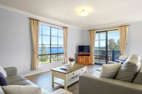 Omaroo Cottage Bruny Island - Dentist Find 1