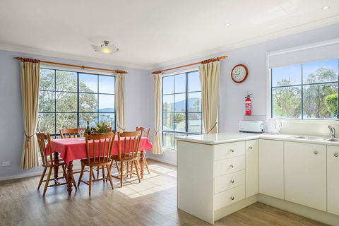 Omaroo Cottage Bruny Island - Dentist Find 6