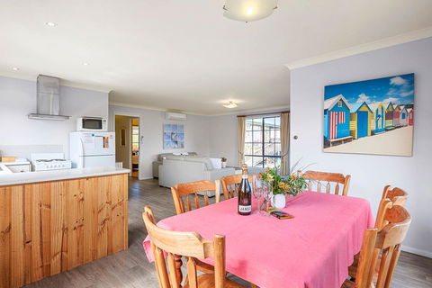 Omaroo Cottage Bruny Island - Dentist Find 7