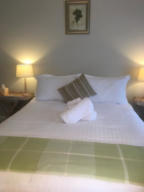 House On The Hill Bed And Breakfast - Dentists Australia 28