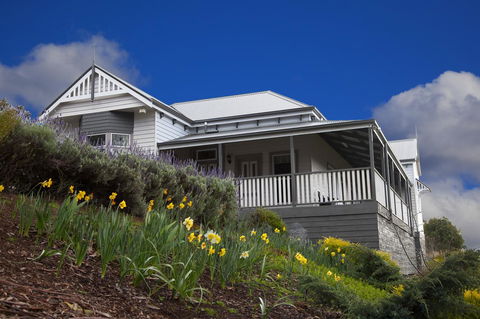 House On The Hill Bed And Breakfast - Dentists Australia 0