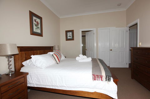 House On The Hill Bed And Breakfast - Dentists Australia 34