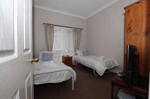 House On The Hill Bed And Breakfast - Dentists Australia 33