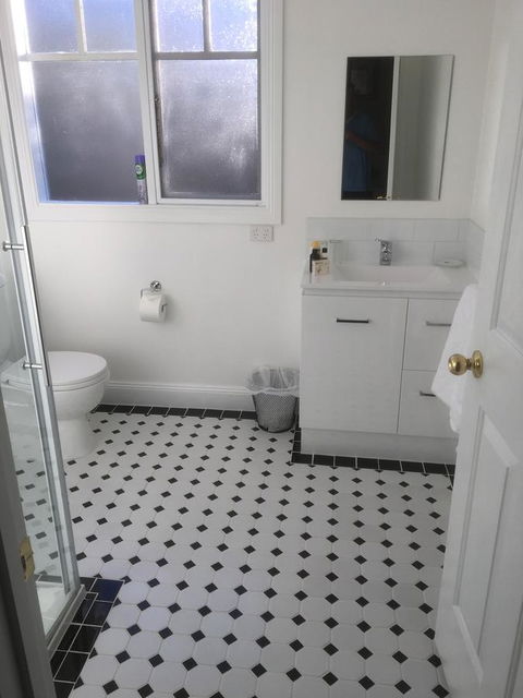 House On The Hill Bed And Breakfast - Dentists Australia 12