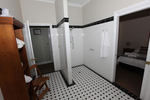 House On The Hill Bed And Breakfast - Dentists Australia 30