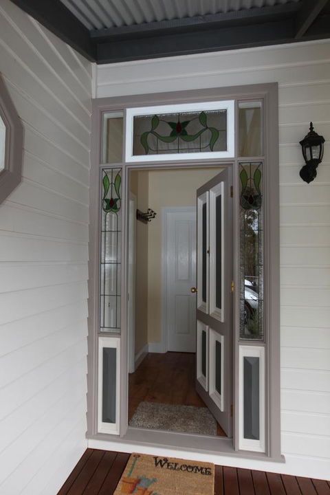 House On The Hill Bed And Breakfast - Dentists Australia 4