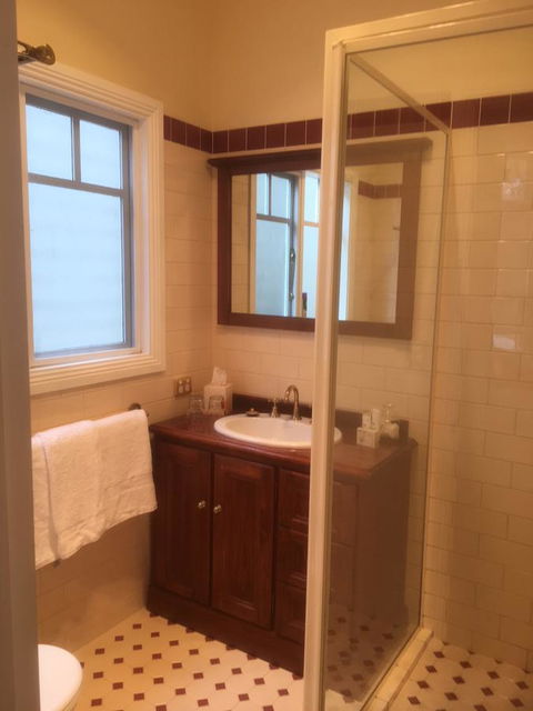 House On The Hill Bed And Breakfast - Dentists Australia 14