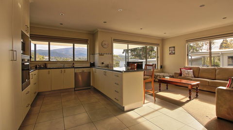 Hobart Villa - Dentist Find 4